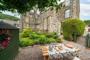 Outdoor dining - Dreamy One Bedroom Apartment with Garden near Dunkeld (Dunkeld)