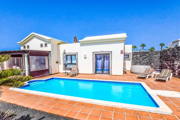 Een verwarmd zwembad