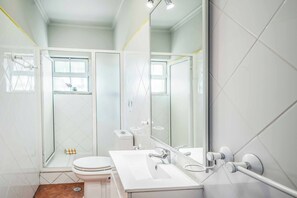 Shower, bidet, towels - Villa Rato - Five Bedroom Villa, Sleeps 10 (Algarve)