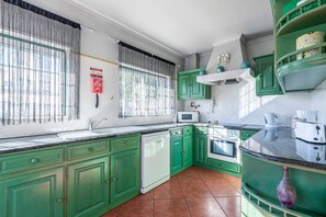 Frigorífico, microondas, horno y lavavajillas