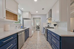 Kylskåp, mikrovågsugn, ugn och spishäll