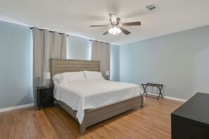 4 sovrum, skrivbord, strykjärn/strykbräda och gratis wi-fi