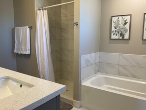 Dusche, Haartrockner, Handtücher