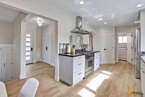 ثلا جة، ميكروويف، فرن، موقد طهي مسطح