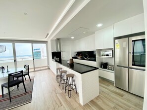 Business Apartment | Private kitchen | Fridge, microwave, coffee/tea maker, rice cooker