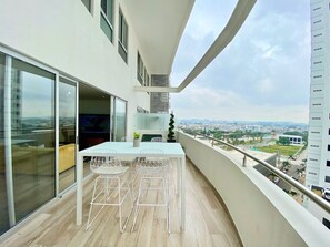 Business Apartment | Balcony - Santa Ana Guayaquil Lux Coliving Ecuador (Guayaquil)