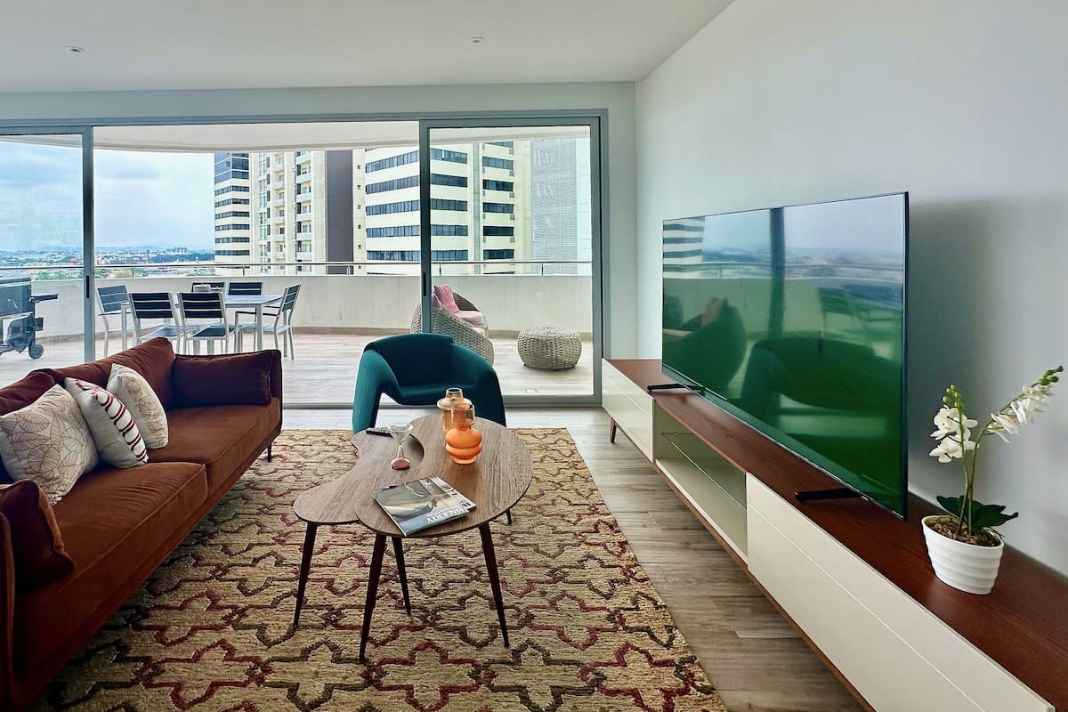 Apartamento conforto | Área de estar | TV LED 60 polegadas com canais digitais, Netflix, Hulu