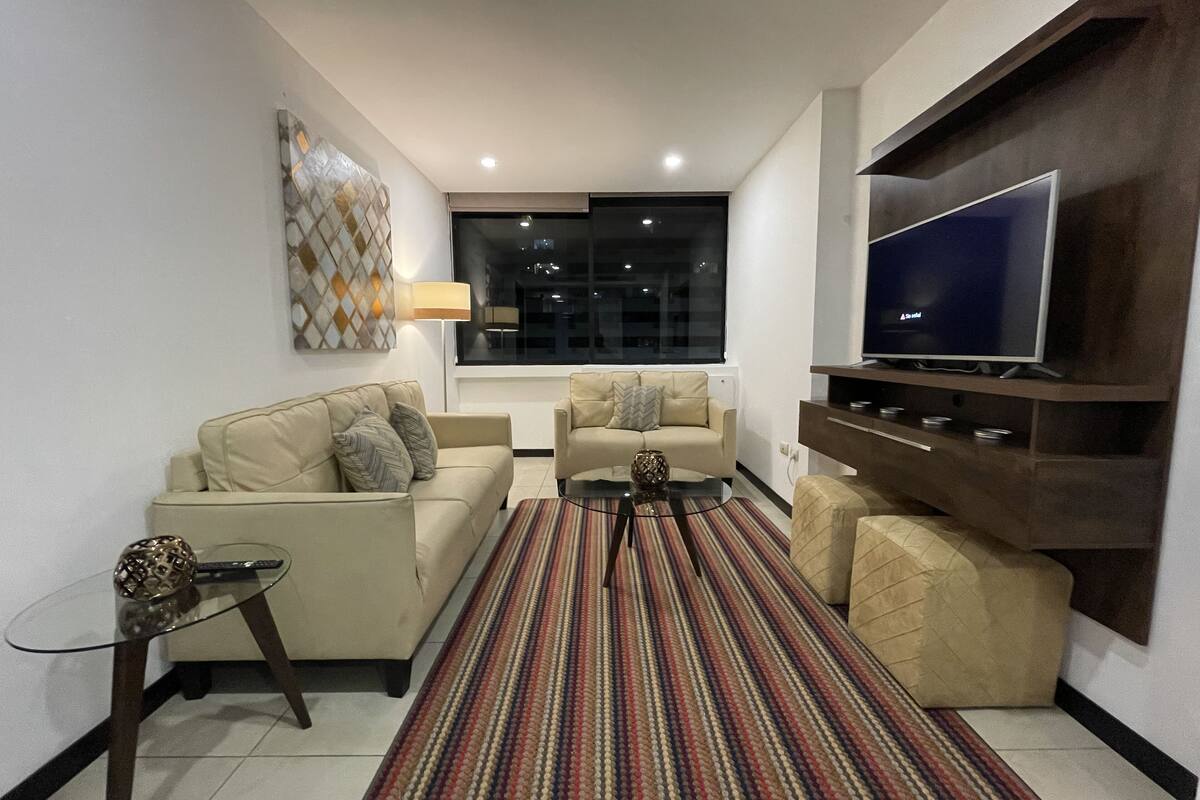 Apartemen Romantis | Area keluarga | Televisi LED 60-inci dengan saluran TV digital, Netflix, dan Hulu
