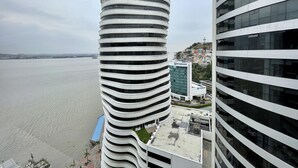 A modern building with a curved facade and a flat rooftop. - Santa Ana Guayaquil Lux Coliving Ecuador (Guayaquil)