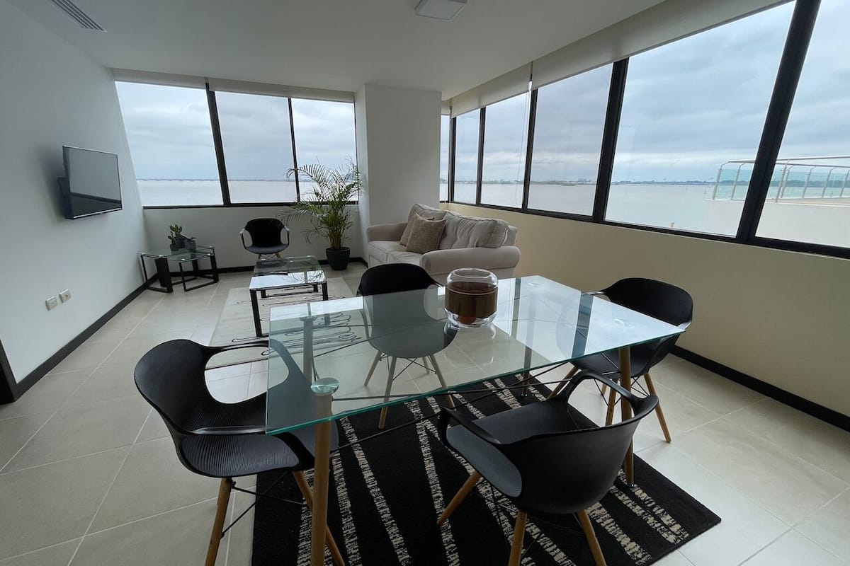 Apartamento família | Área de estar | TV LED 60 polegadas com canais digitais, Netflix, Hulu
