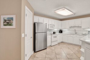 Køleskab, mikrobølgeovn, ovn, kogeplade