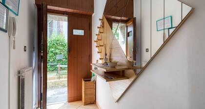 Perugia Centrale in Zona Super Servita in Città, Unica con Giardino e Posto Auto