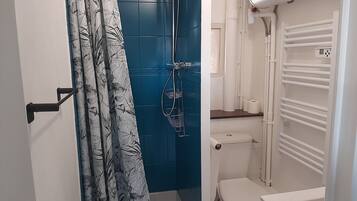 Douche, serviettes fournies, papier toilette