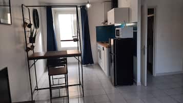 Frigorífico, microondas, horno y placa de cocina
