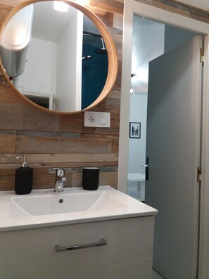 Dusche, Handtücher, Toilettenpapier