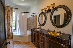 Secadora de cabello, toallas, jabón, papel de baño
