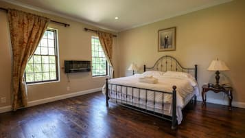6 bedrooms, iron/ironing board, free WiFi, bed sheets