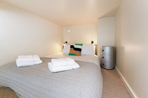 Apartment (0 Bedroom) | Premium bedding, desk, iron/ironing board, cots/infant beds - Deluxe Studio Suite in Historic Camden Terrace (London)