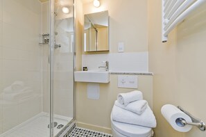 Apartment (0 Bedroom) | Bathroom | Hair dryer, towels, soap, toilet paper - Deluxe Studio Suite in Historic Camden Terrace (London)