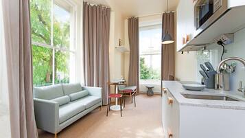 Appartement (0 Bedroom) | Woonruimte | Een 32-inch televisie met digitale zenders