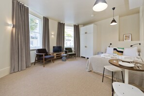 Lägenhet (0 Bedroom) | Vardagsrum | 32-tums tv med digitalkanaler