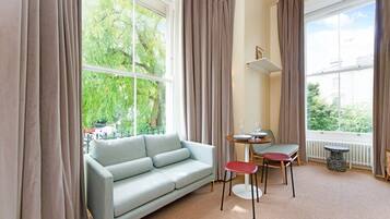 Appartement (0 Bedroom) | Woonruimte | Een 32-inch televisie met digitale zenders