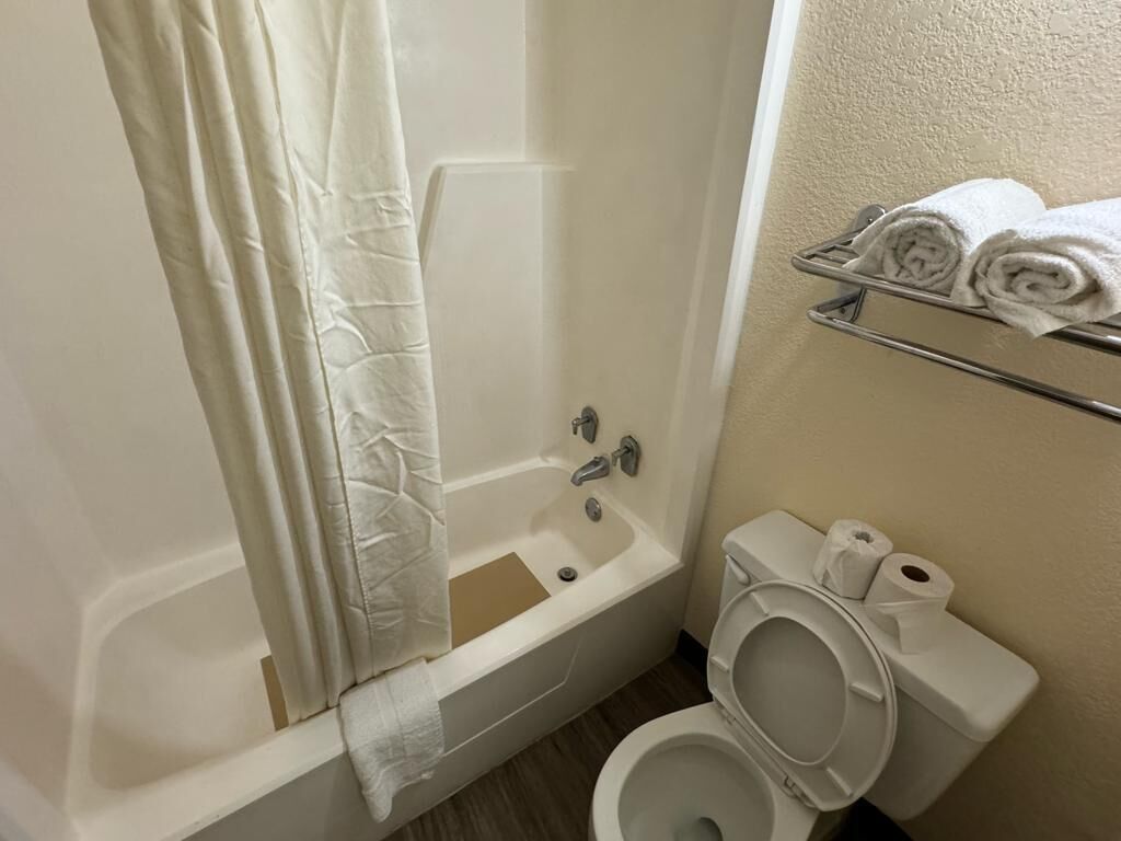 Kamar Basic, 2 Tempat Tidur Queen, Bebas Asap Rokok | Kamar mandi | Kombinasi shower/bathtub, pancuran hujan,  dan handuk
