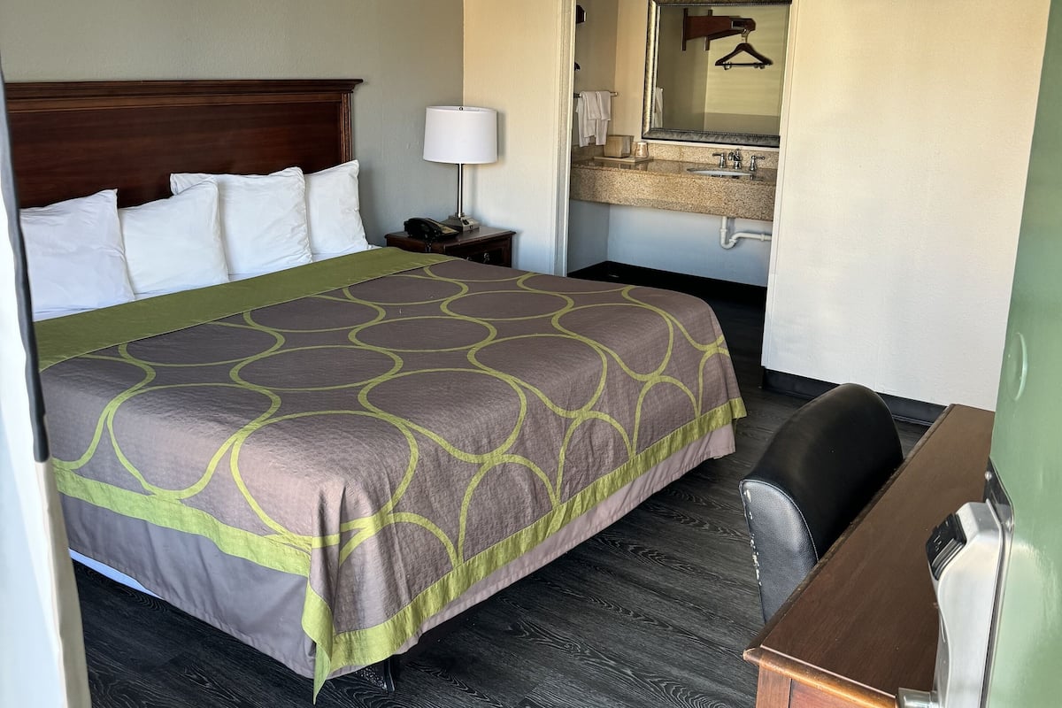 Basic Room, 1 King Bed, Non Smoking | 1 bedroom, free WiFi, bed sheets