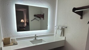 Kombinasi shower/bathtub, pancuran hujan,  dan handuk