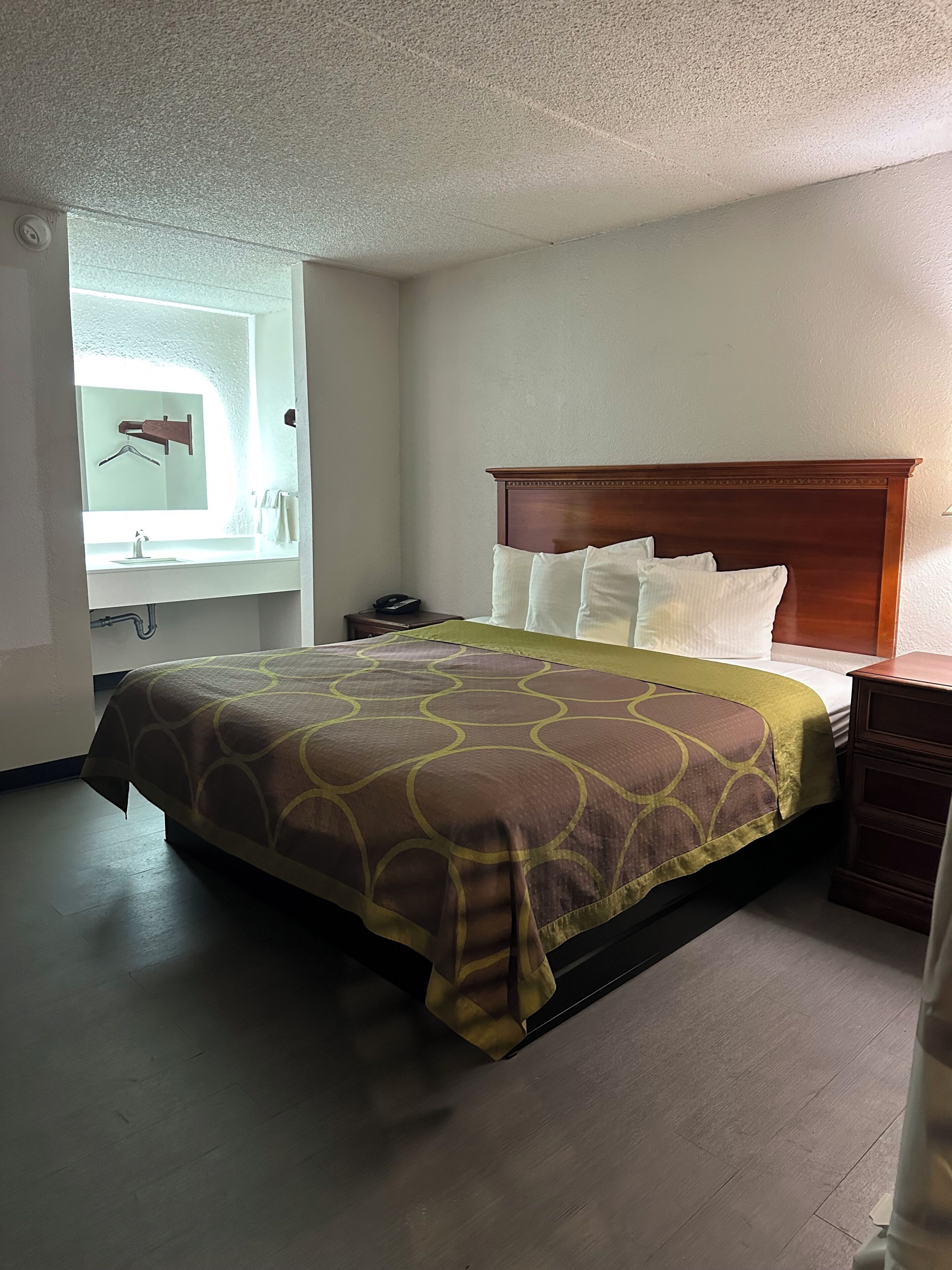 Habitación básica, 1 cama King size, para no fumadores | 1 habitación, wifi gratis y ropa de cama 