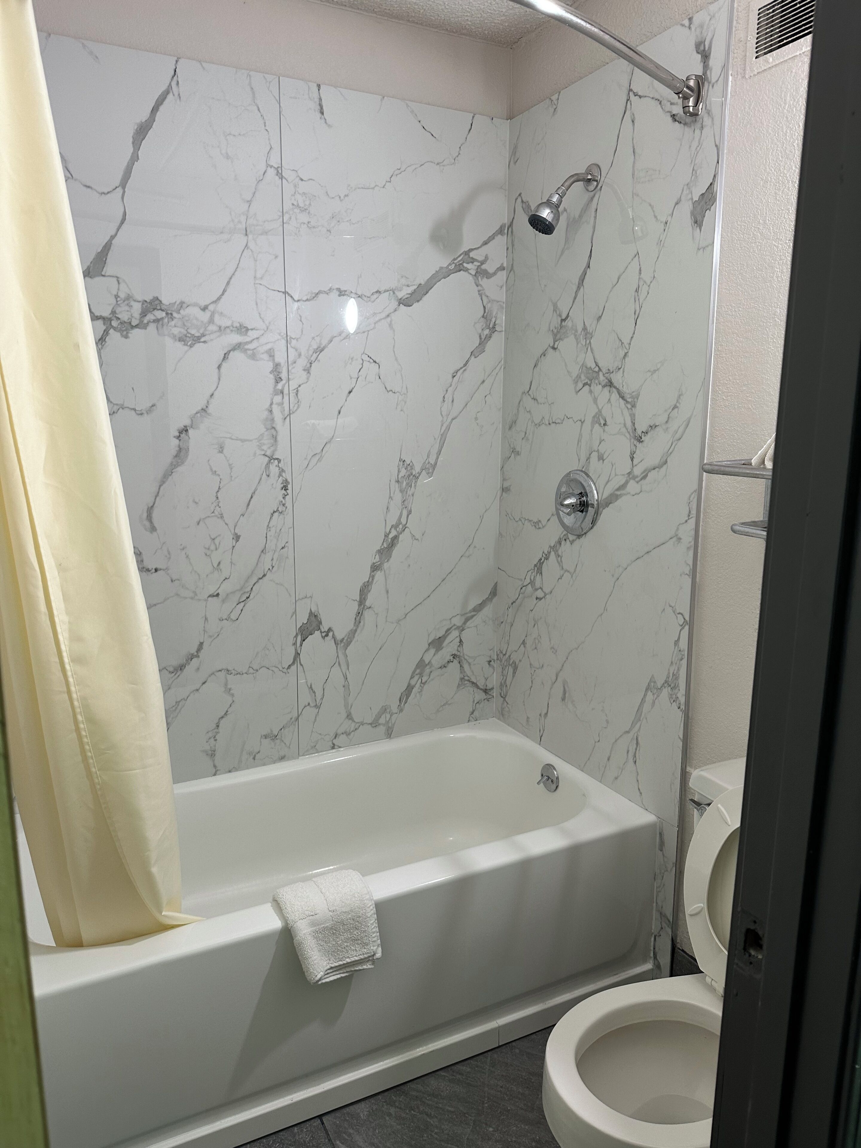 Combined shower/tub, rainfall showerhead, towels