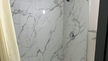 Combined shower/tub, rainfall showerhead, towels
