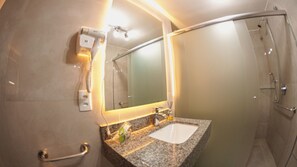 Habitación Confort, 1 habitación | Baño | Amenidades de baño gratuitas 