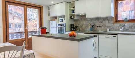 Geladeira, micro-ondas, fogão, lava-louças
