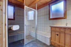 Bathroom - 1st floor, terrace, balcony, fireplace or stove, tv, 100m², Morzine (Morzine)
