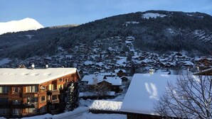 A snow-covered village with wooden buildings, a mountain in the background, and a clear sky. - 50m from ski slopes, 2nd floor, view mountain, balcony, tv, ski locker, 38m², Morzine (Morzine)