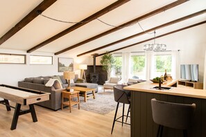 Smart TV, fireplace - Vineyards Edge - Pool, Hot Tub, Bikes, Pets Welcome, Fire Pit- 1mi to Downtown (Healdsburg)