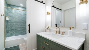 Douche, sèche-cheveux, serviettes fournies, savon