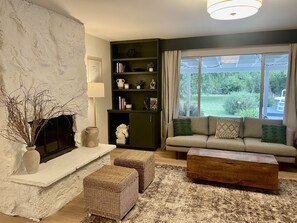 Smart TV, fireplace - Vineyards Edge - Pool, Hot Tub, Bikes, Pets Welcome, Fire Pit- 1mi to Downtown (Healdsburg)