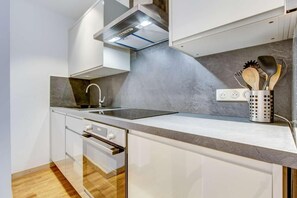 Jääkaappi, mikroaaltouuni, uuni, astianpesukone