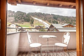 Outdoor dining - 300m from ski lifts, 2nd floor, view mountain, terrace, parking, tv, 88m², Morzine (Morzine)