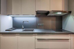 Kühlschrank, Ofen, Geschirrspüler, Wasserkocher mit Kaffee-/Teezubehör