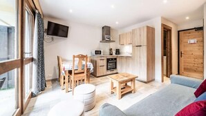 Een knus woongedeelte met een eethoek, kitchenette en zithoek.
