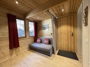 Living area - 250m from resort center, 3rd floor, swimming pool, sauna, hammam, balcony, tv, ski locker, 55m² (Champagny-en-Vanoise)