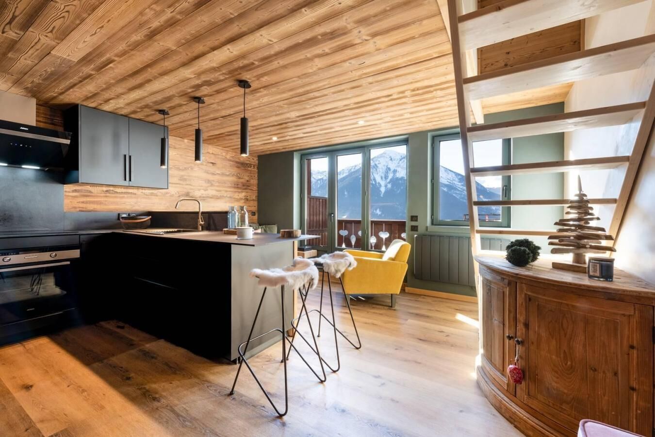 Wasserkocher mit Kaffee-/Teezubehör, Kühlschrank, Mikrowelle, Ofen