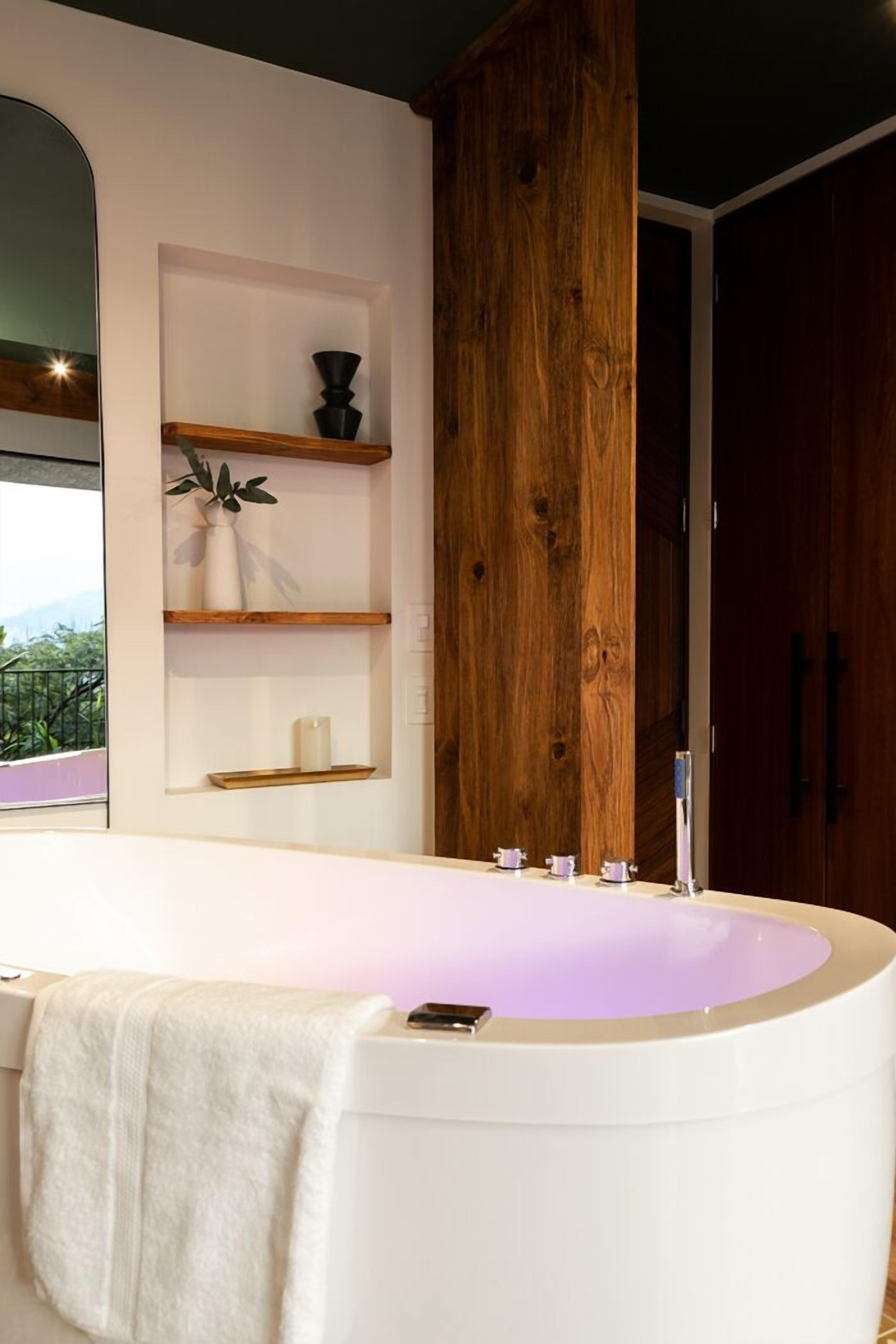 Premium Suite | Desk, laptop workspace, free WiFi, bed sheets