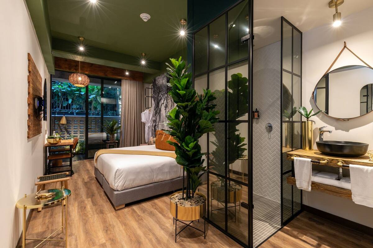 Private Patio Deluxe | Meja kerja, ruang kerja ramah laptop, Wi-Fi gratis, dan seprai linen