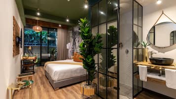 Deluxe With Patio | Una scrivania, postazione laptop, Wi-Fi gratuito, lenzuola
