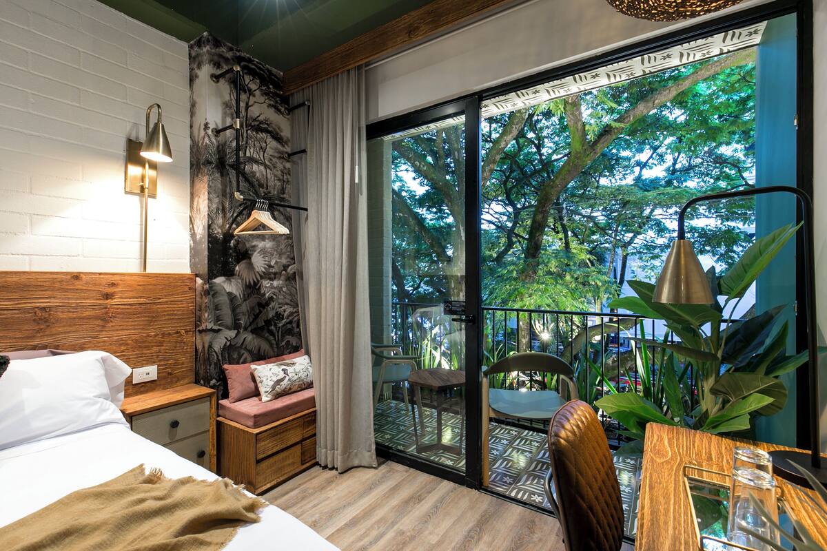Deluxe With Balcony | Meja kerja, ruang kerja ramah laptop, Wi-Fi gratis, dan seprai linen