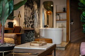 Desk, laptop workspace, free WiFi, bed sheets - Hotel Celestino Boutique (Medellín)